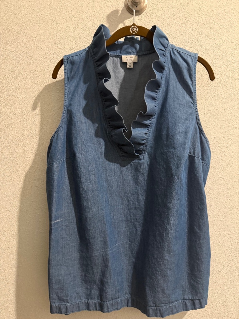 Crown & Ivy sleeveless top with ruffled collar
